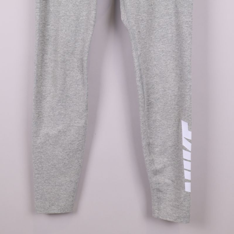 Nederdel av leggings med vit logga på vristen