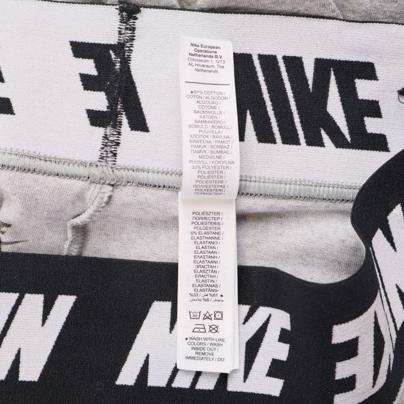 Närbild på lång materiallapp i leggings från insidan