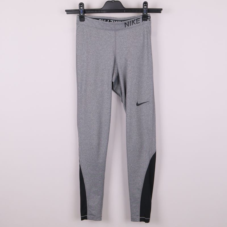 Framsida av grå Nike tights med svarta detaljer