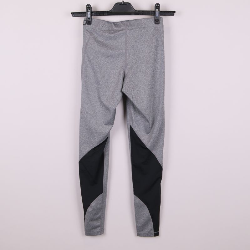 Baksida av grå Nike tights med svarta paneler