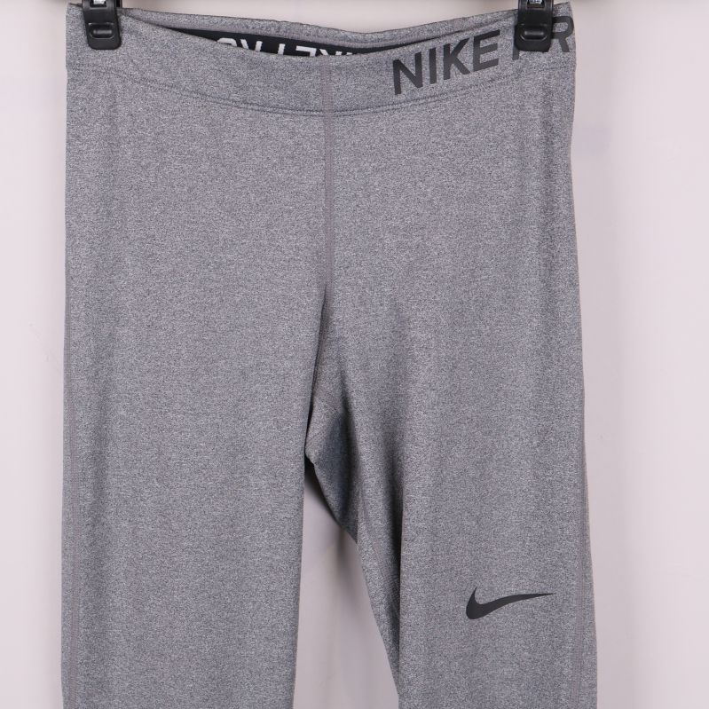 Närbild på linning med Nike-logga och midja