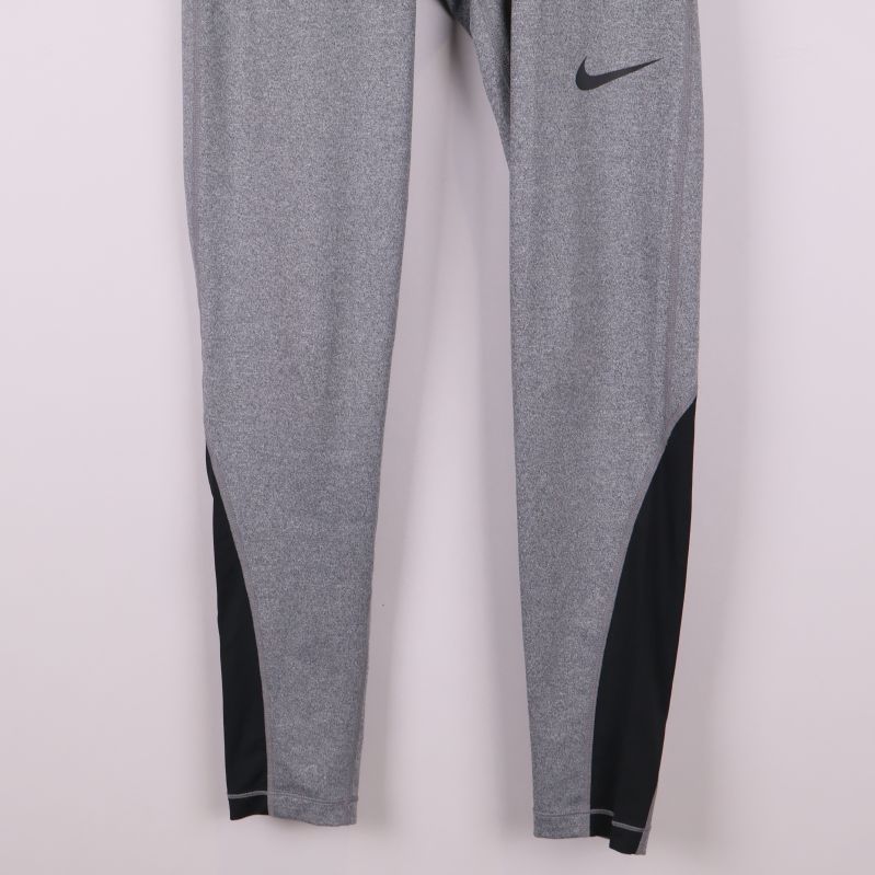 Närbild på benens svarta detaljer på tightsen