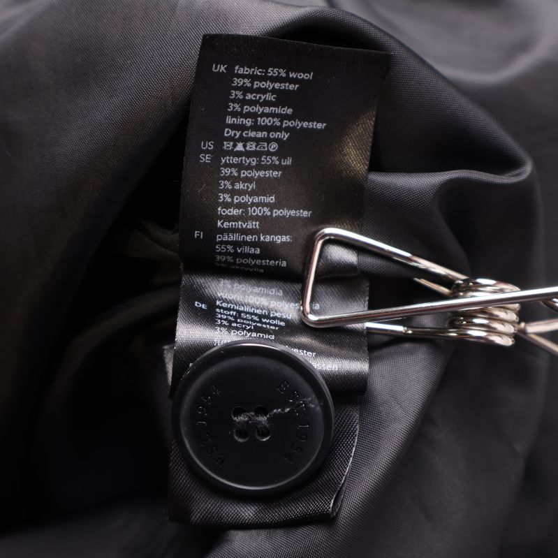 Materiallapp med detaljer om ull, polyester och andra material