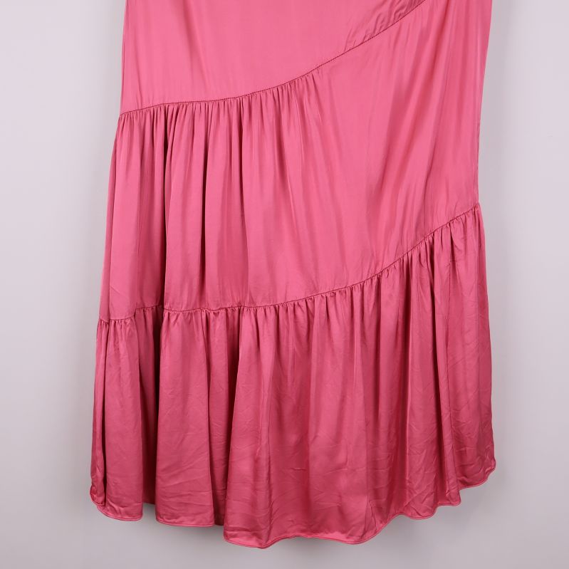 Närbild på volanger och tyg på rosa kjol