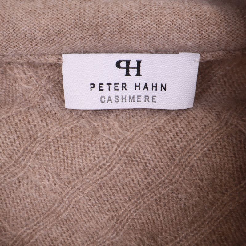 Närbild på etikett Peter Hahn Cashmere i ponchon