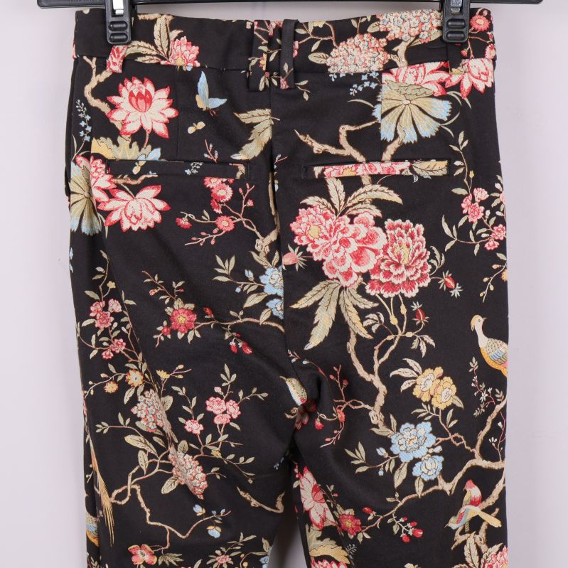 Närbild på bakfickor och blommigt mönster