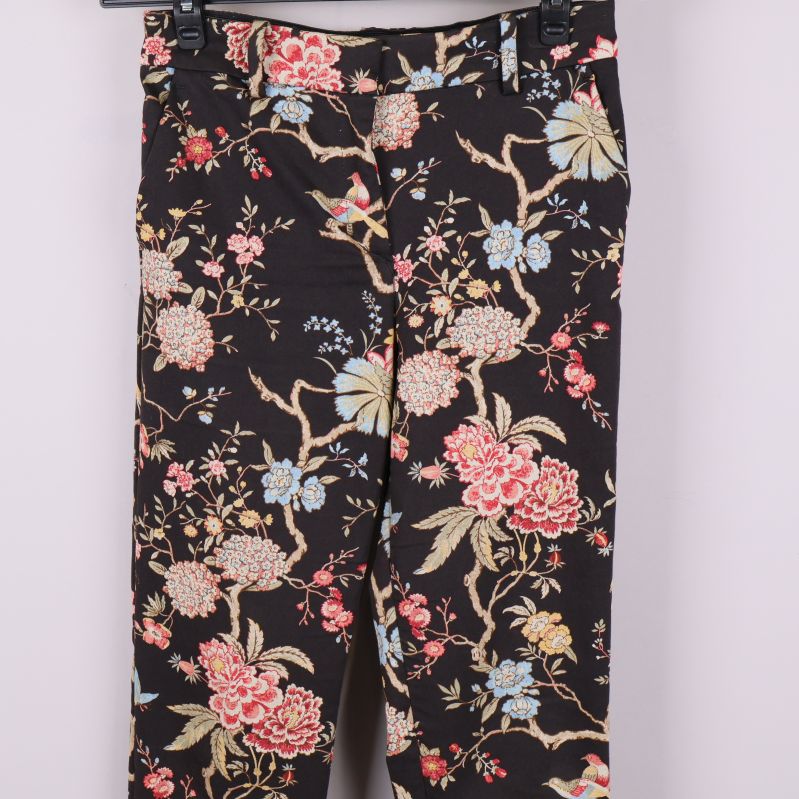 Främre detaljer och midja på blommiga byxor