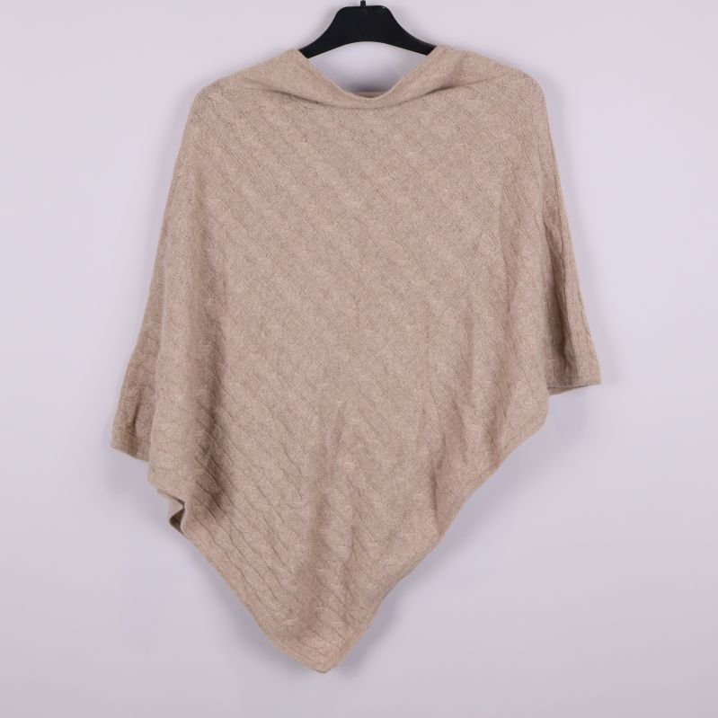 Helbild på beige poncho i stickad kashmir på galge