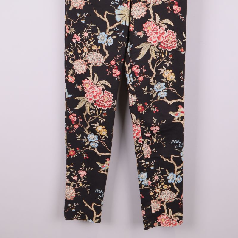 Benavslut och mönster på blommiga byxor