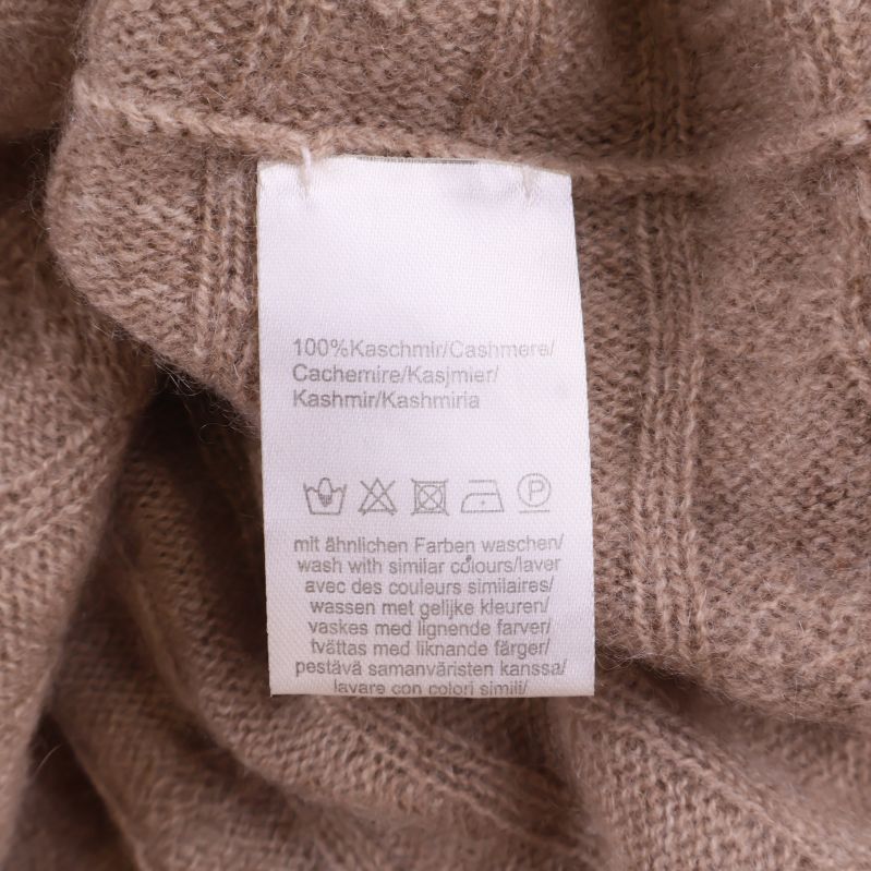 Materialetikett med text 100% kashmir i flera språk