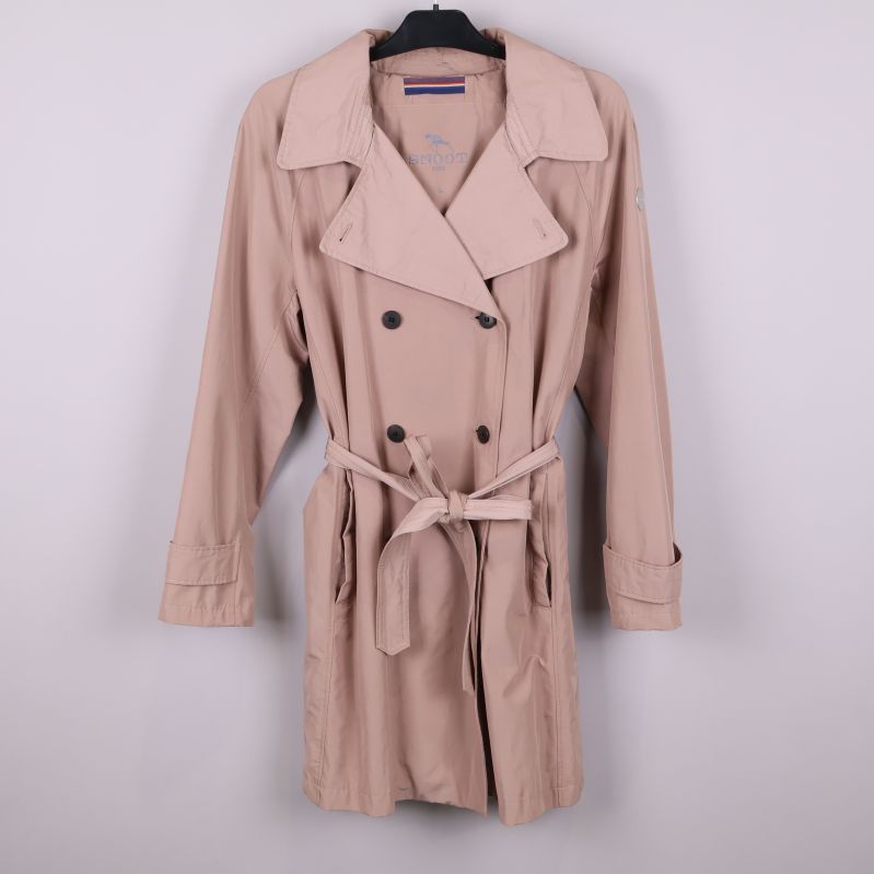 Framsidan av lång beige trenchcoat med knytskärp