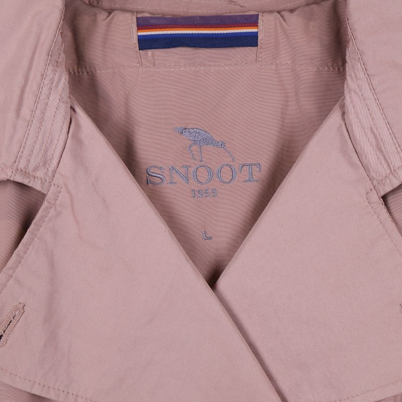 Närbild på trenchcoatens krage och Snoot-logotyp