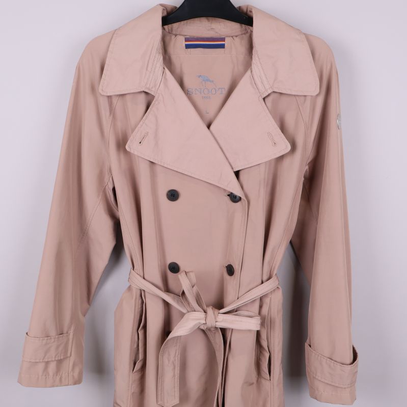 Framstycke av trenchcoat med dubbelknäppning och bälte