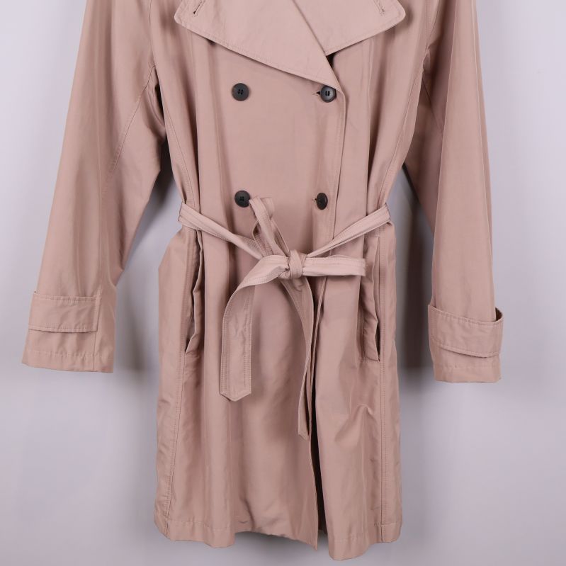 Nedre del av trenchcoatens framsida och detaljer på bältet