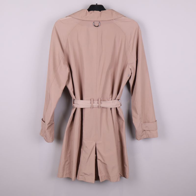 Baksidan av beige trenchcoat med slits och bälte