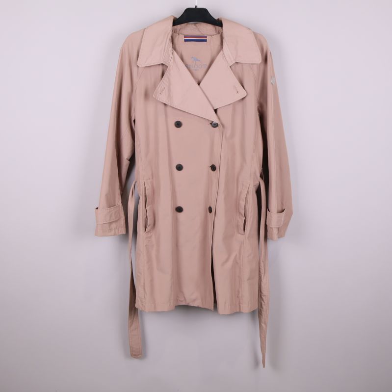 Trenchcoat framtill med synligt långt knytskärp