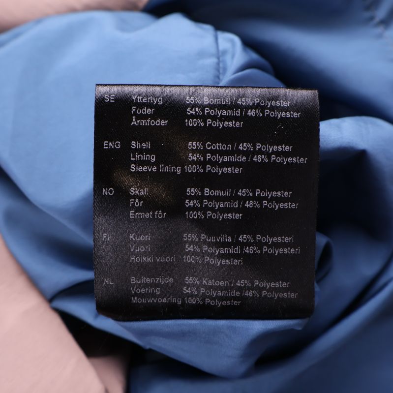 Materialetikett i jackan med tygsammansättning