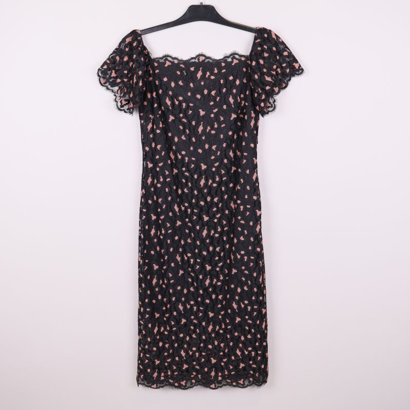 Svart spetsklänning med rosa mönster visad framifrån 