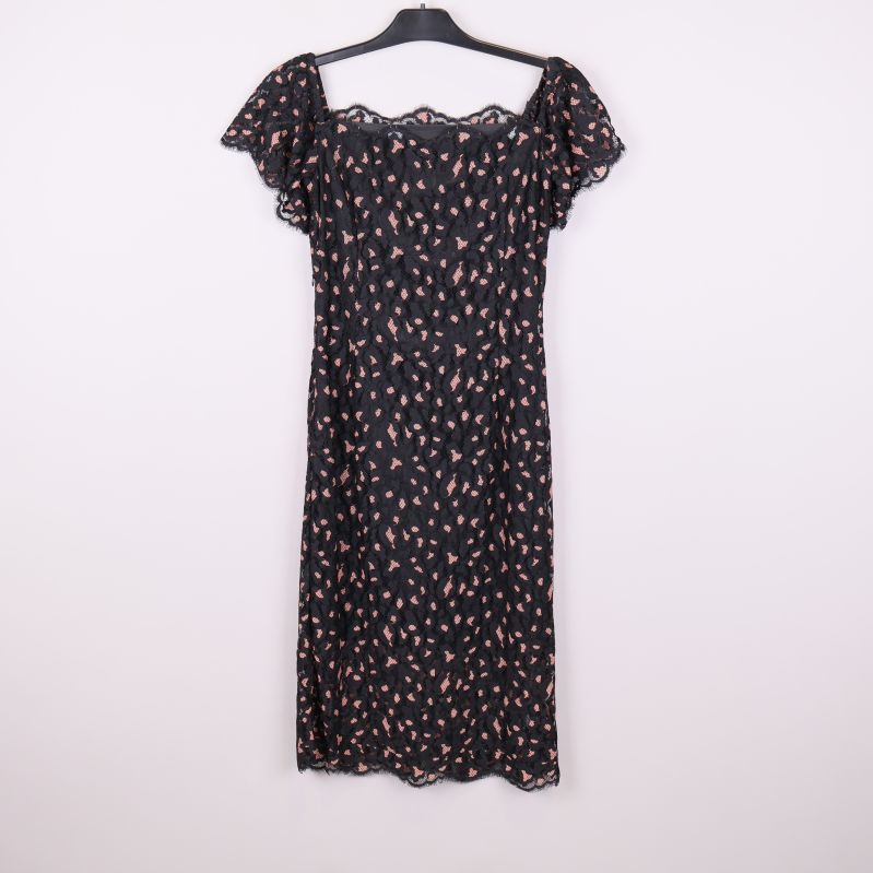 Svart spetsklänning med volangärmar och rosa detaljer bakifrån