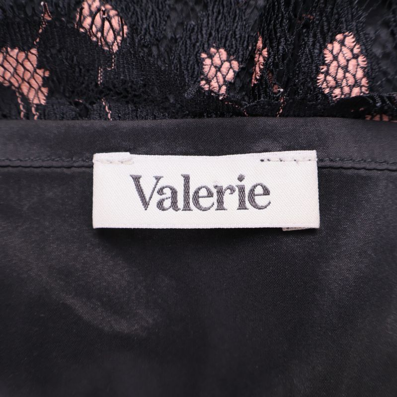 Närbild på Valerie-märke inuti svart klänning