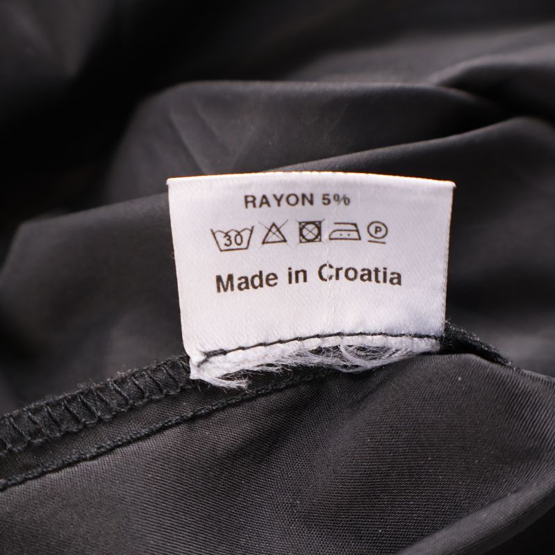 Materialetikett visar 5% rayon och tvättråd