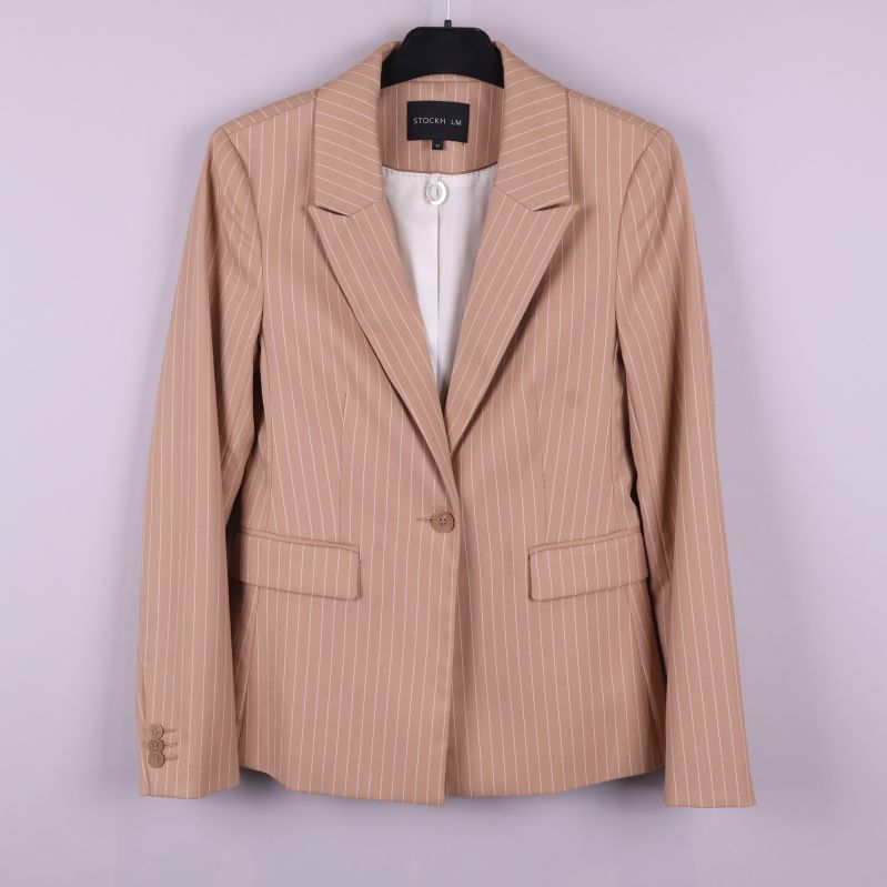 Beige kavaj med vita smala ränder framifrån 