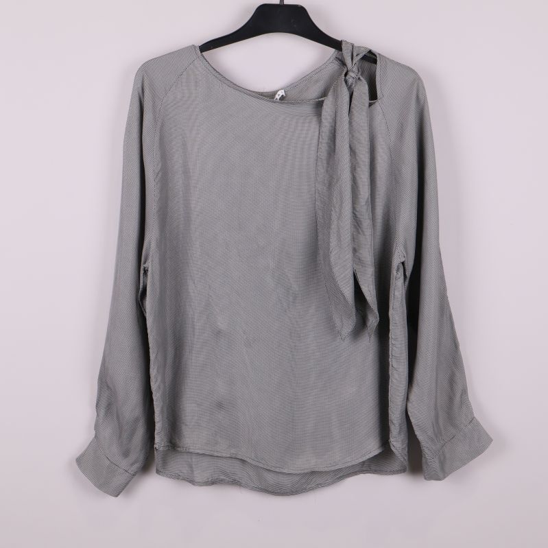 Småmönstrad blus med knytband framtill 