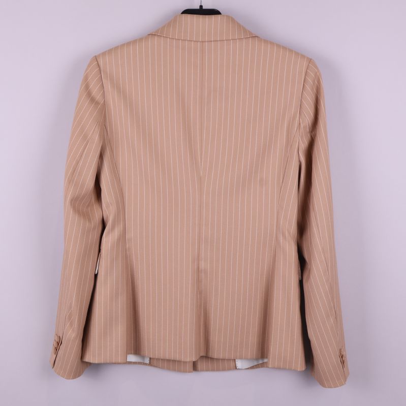 Baksida av randig beige kavaj