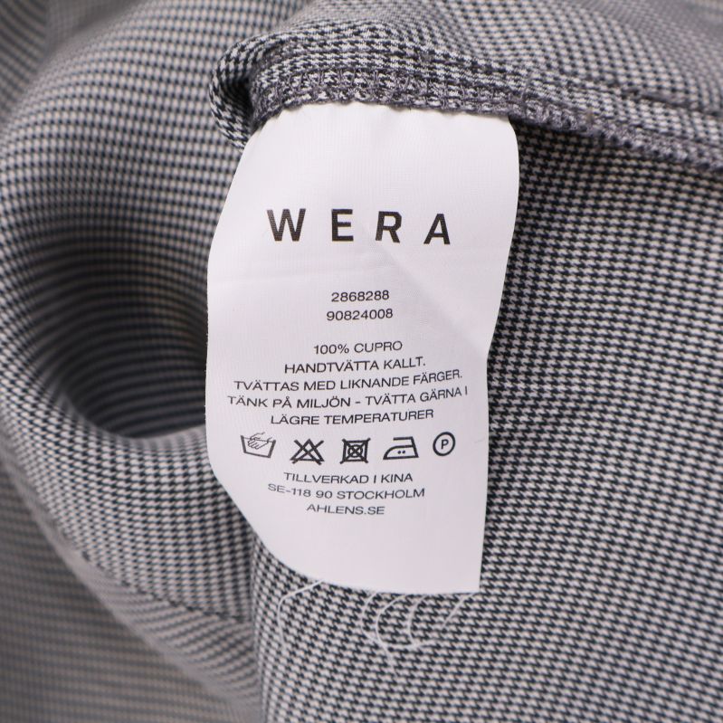 Materialetikett visar 100% bomull och tvättråd