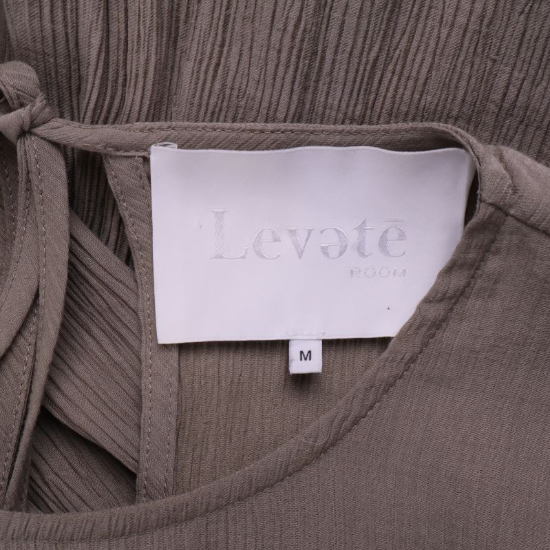 Närbild på etikett med Levete Room-logotyp