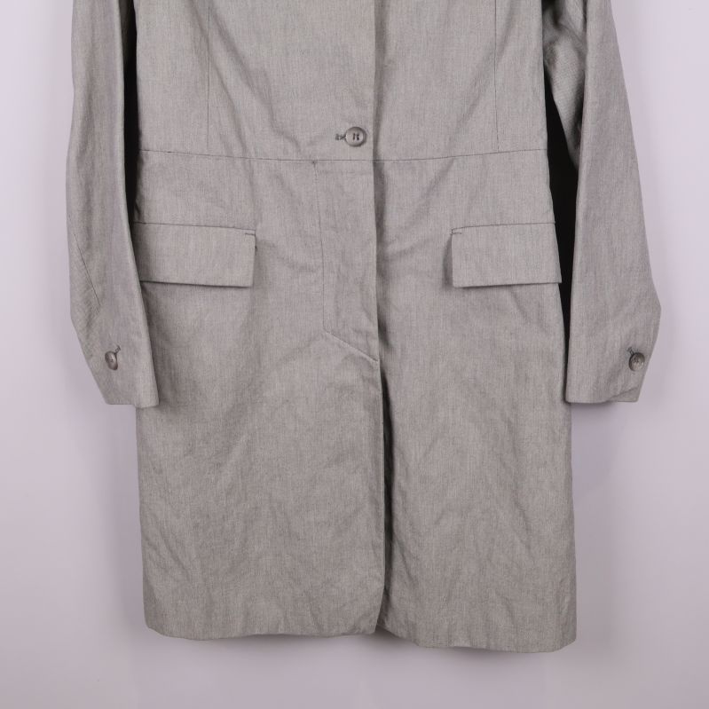 Kavajens nederdel och ärmslut med knappdetaljer