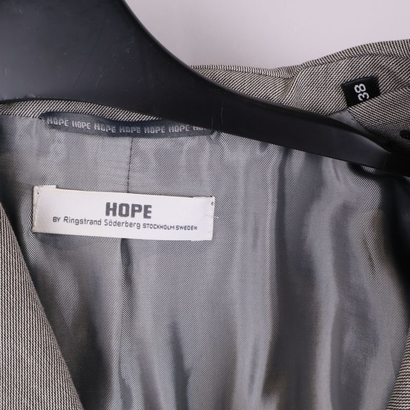 Kavajens inneretikett med HOPE-logotyp