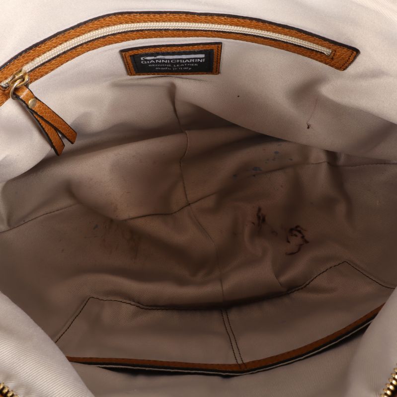 Insidan av väska med beige foder och fack
