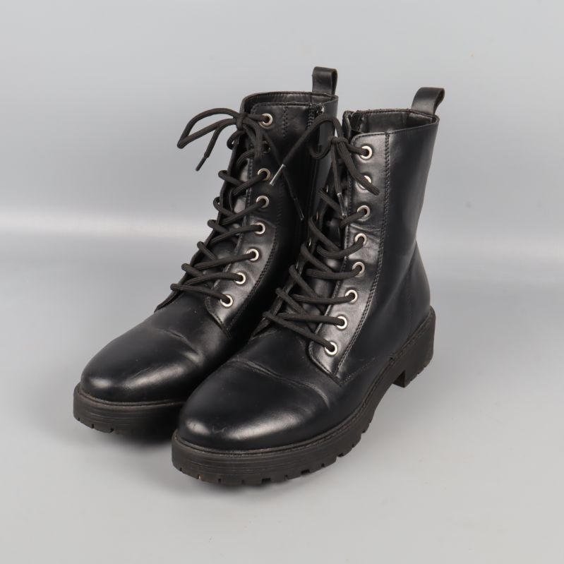 Svarta boots med snörning sedd i vinkel