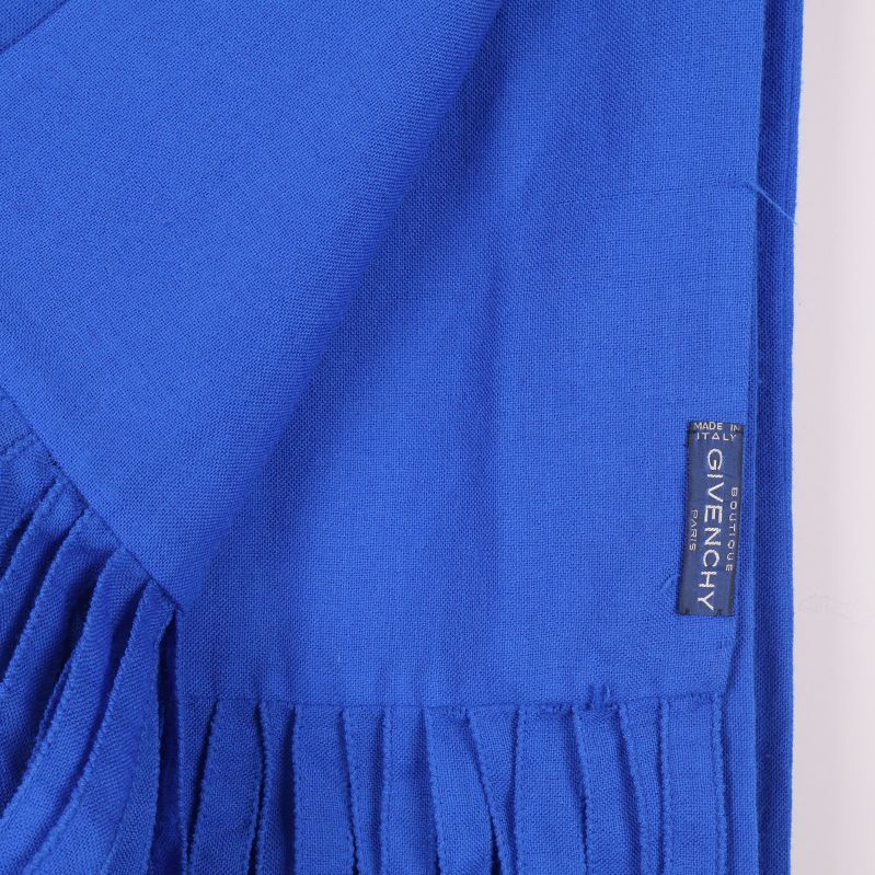 Närbild på Givenchy-etikett på blått tyg