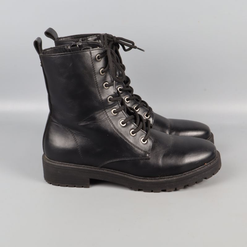 Svarta boots sedd från sidan visar dragkedja