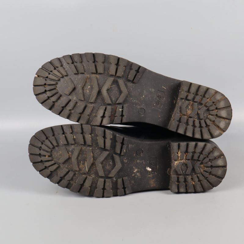 Grovt mönstrad sula under svarta boots