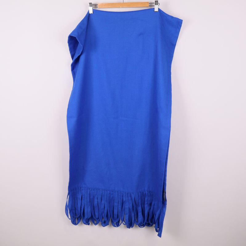 Blå sjal med fransar visad snett bakifrån på galge