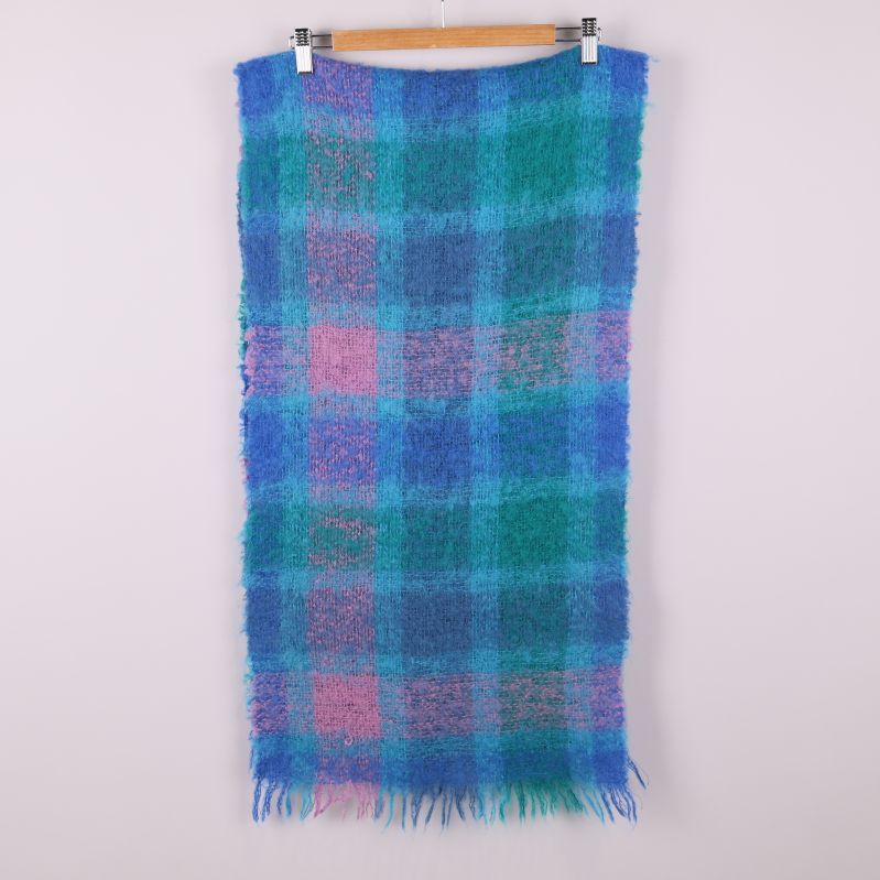 Lång rutig halsduk hängande med färgglada fält