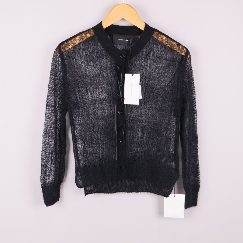 Svart transparent kofta på galge framifrån