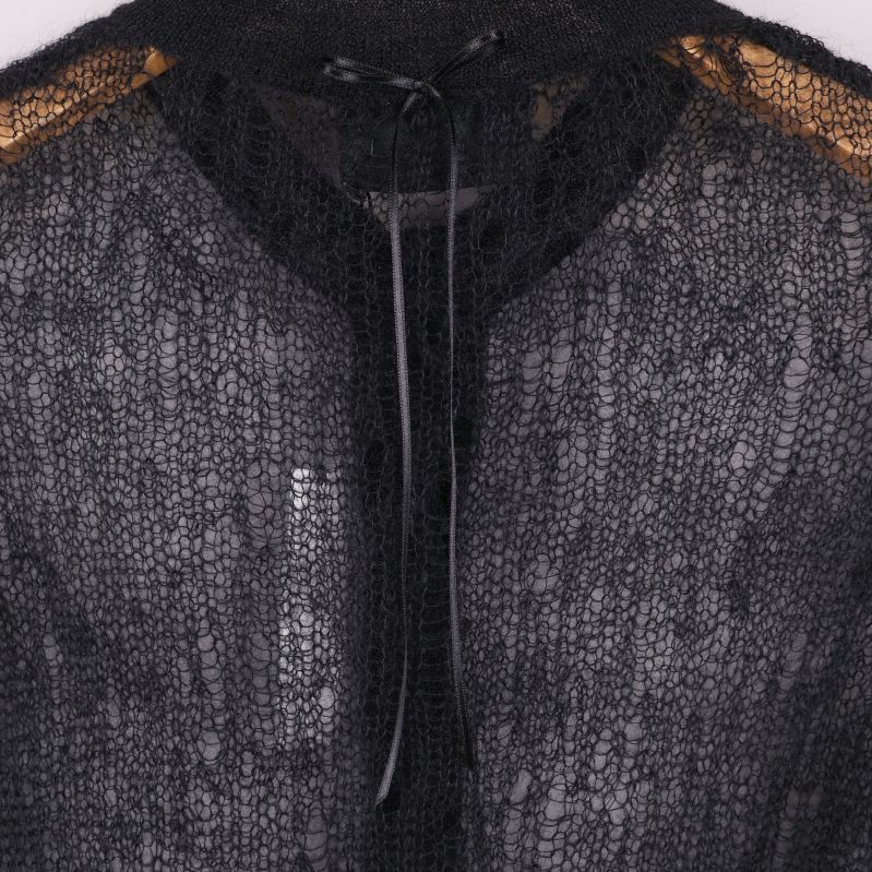 Närbild detalj rosett bak på svart kofta