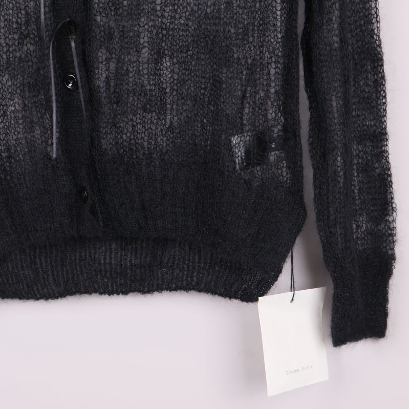 Nederdel och ärmslut på svart stickad kofta