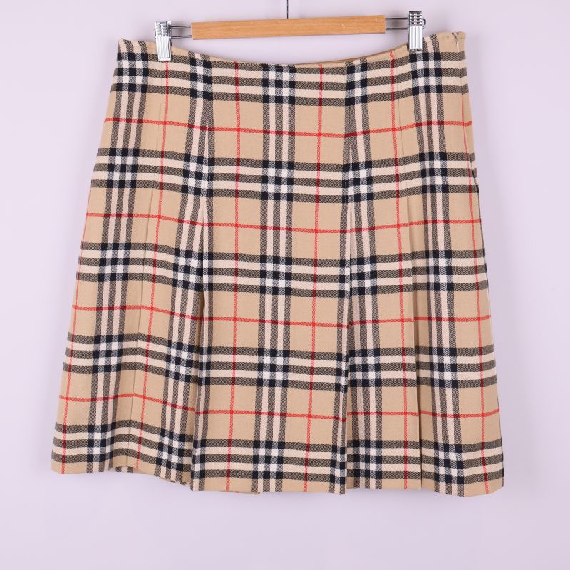 Kjolens baksida med rutigt mönster visas