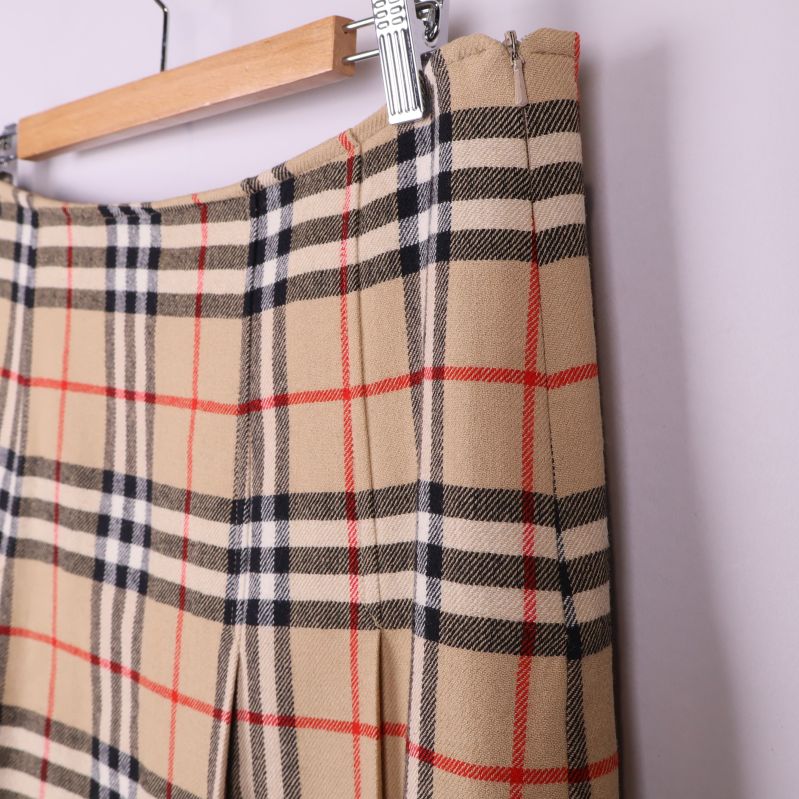 Sidsöm och dragkedja på rutmönstrad kjol