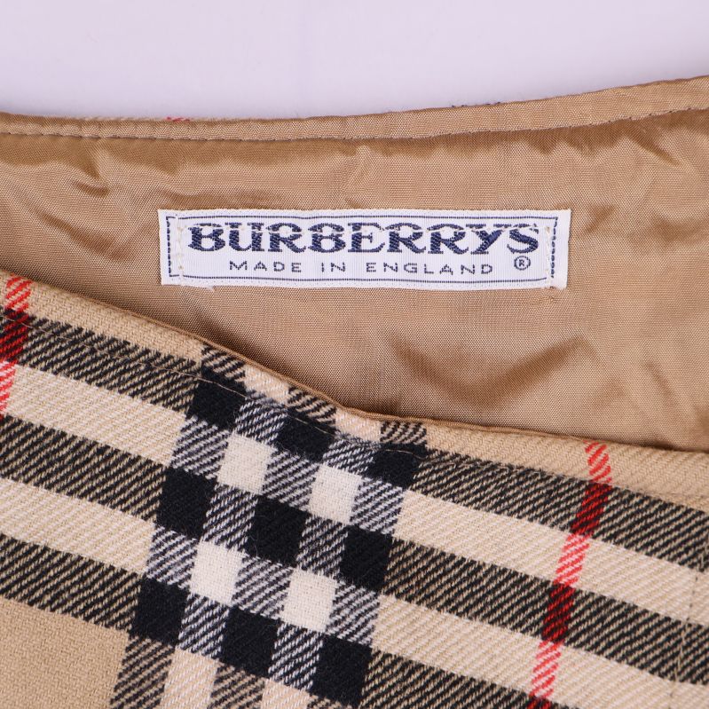 Närbild på Burberrys märkesskylt och insida