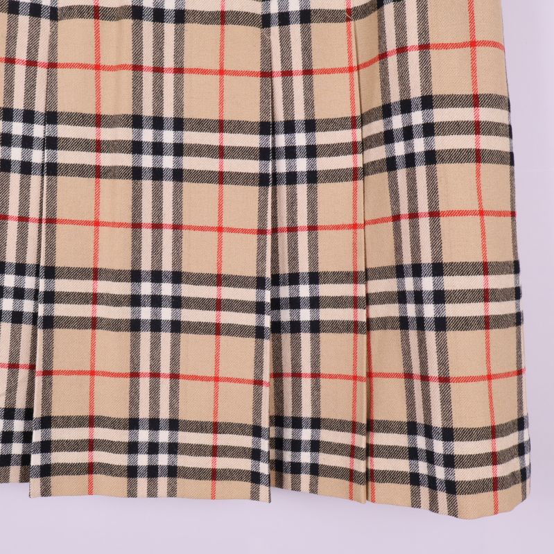 Närbild på kjolens tyg och veckade detaljer