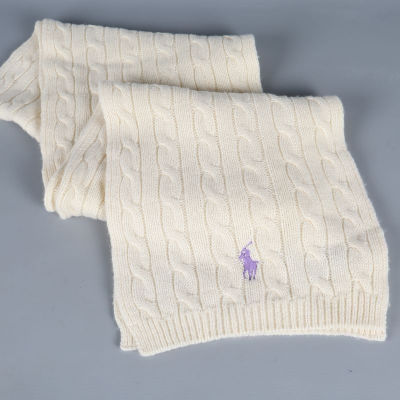 Kabelstickad halsduk med lila brodyrlogga