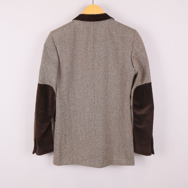 Baksida av blazer med bruna kontrastärmar