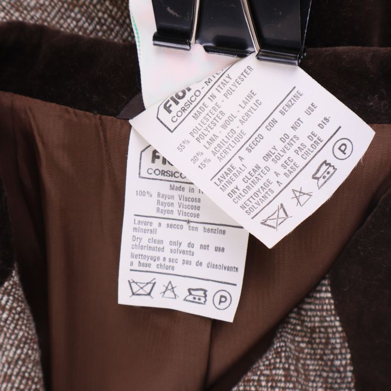 Två materialetiketter som visar sammansättning