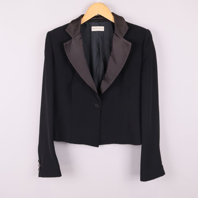 Svart kavaj med satinliknande krage 